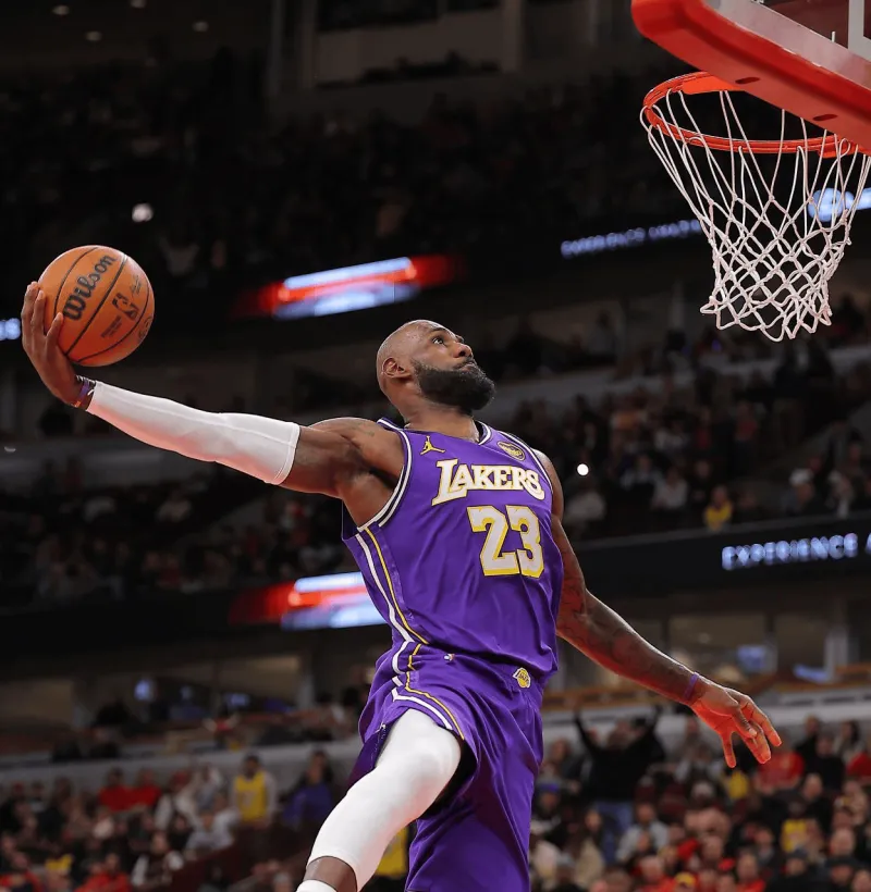 亿万28-状态不错！詹姆斯上半场砍下20分，创本赛季上半场得分新高